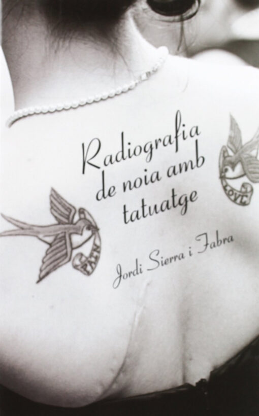 Radiografia de noia amb tatuatge